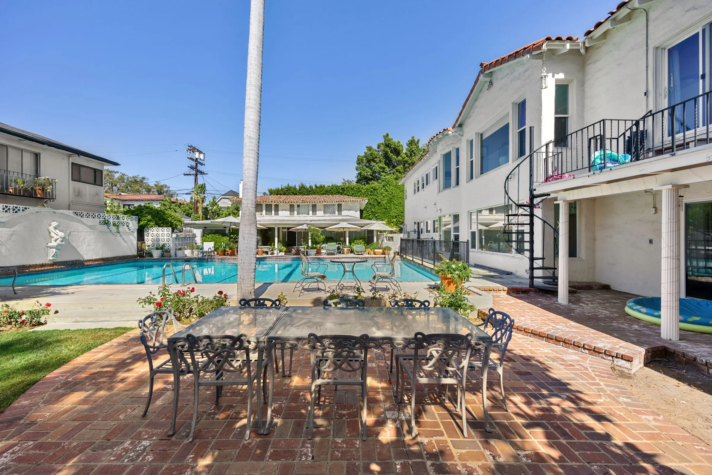 100 N Mansfield Ave - Outdoor Dining Area