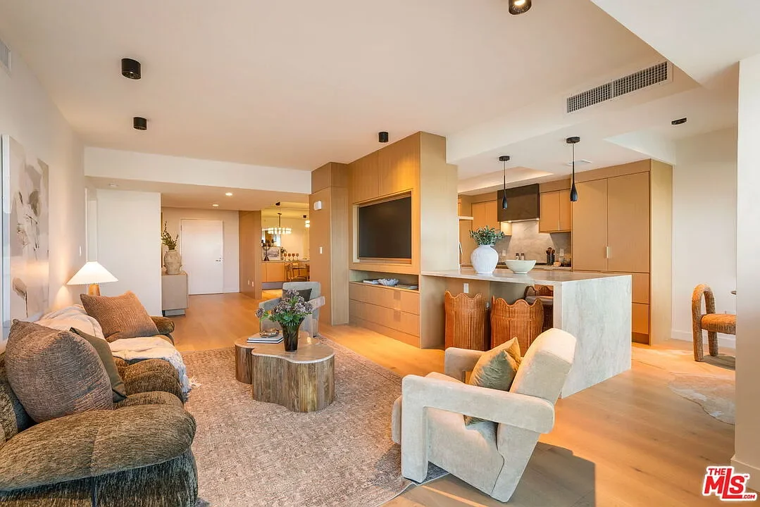 13600 Marina Pointe Dr #604